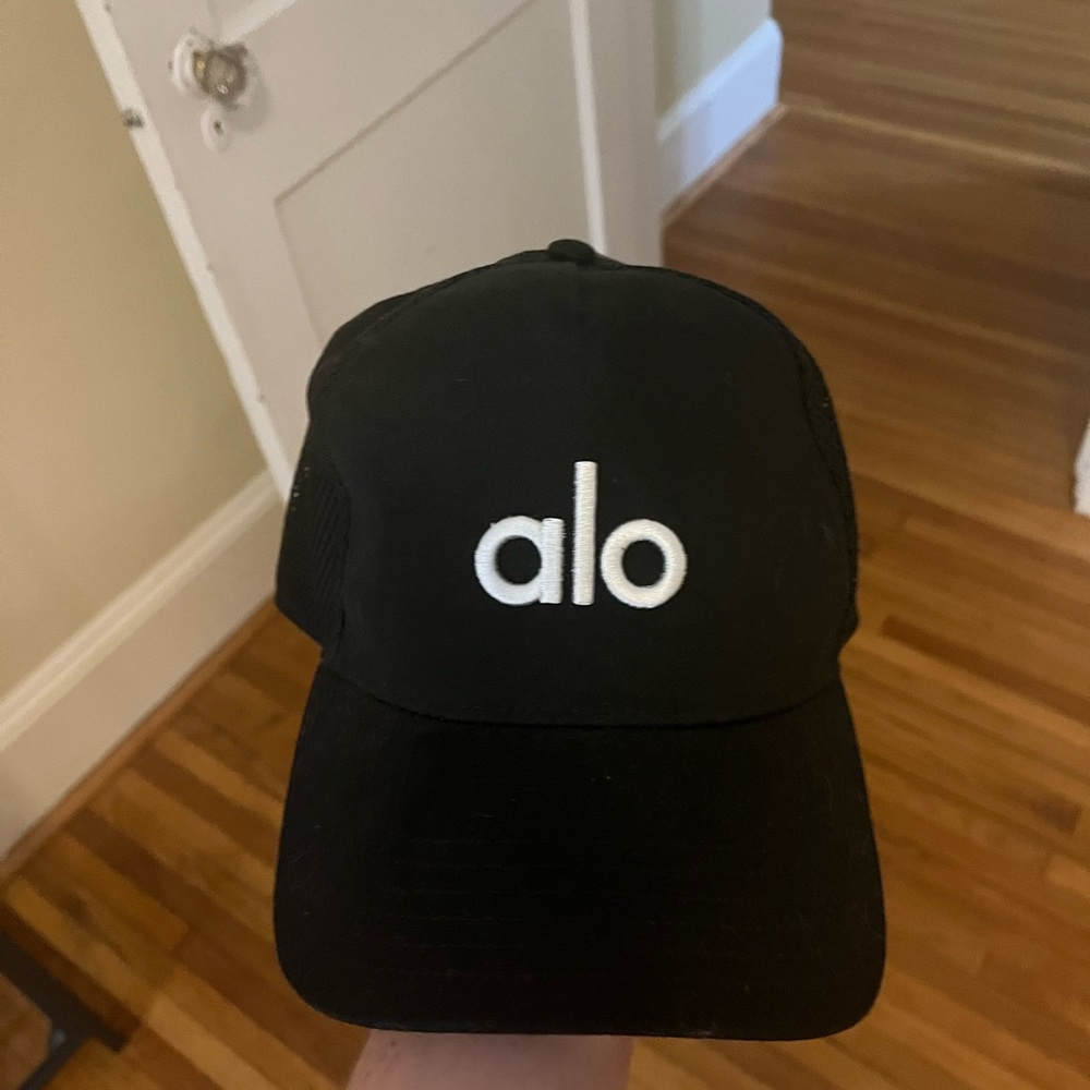 Alo District Trucker Hat - Black / White